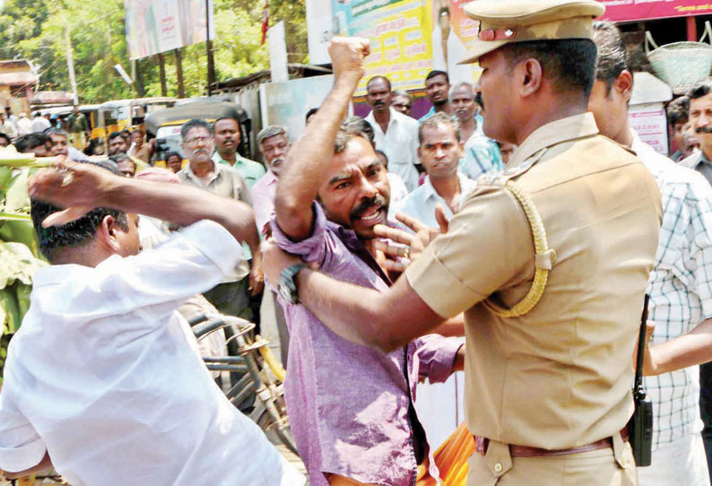 பெரியார் சிலை உடைப்பை கண்டித்து தஞ்சையில், திராவிடர் கழகத்தினர் சாலை மறியல் போராட்டம்