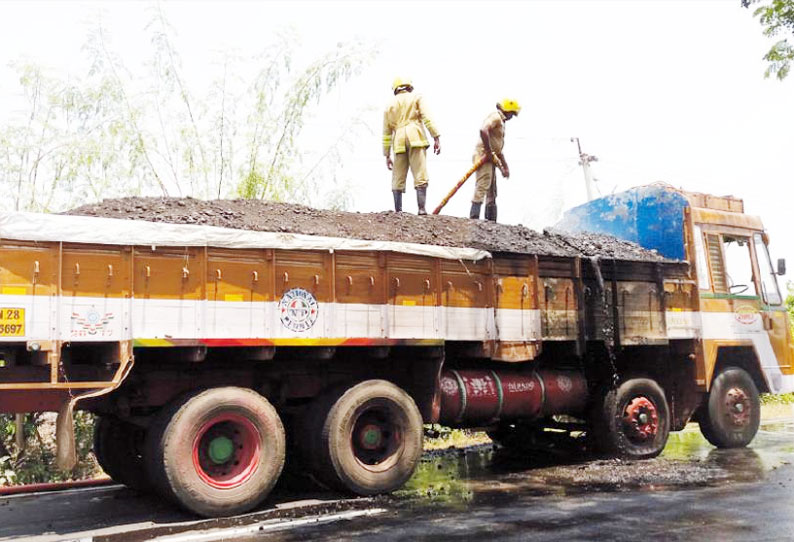 மோட்டார் சைக்கிளில் சென்ற வாலிபர் பலி மோதிய லாரி தீப்பிடித்து எரிந்ததால் பரபரப்பு