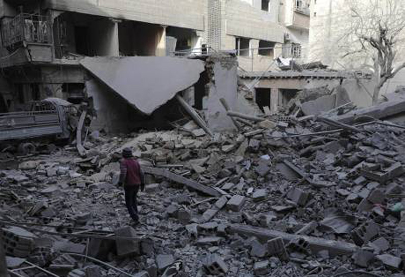 சிரியாவின் கிழக்கு கூட்டாவில் வான் தாக்குதல் சிரியாவின் கிழக்கு கூட்டாவில் வான் தாக்குதல்