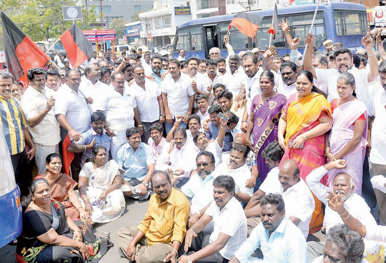 மு.க.ஸ்டாலின் கைது செய்யப்பட்டதை கண்டித்து திருச்சி மாவட்டத்தில் தி.மு.க.வினர் சாலை மறியல்