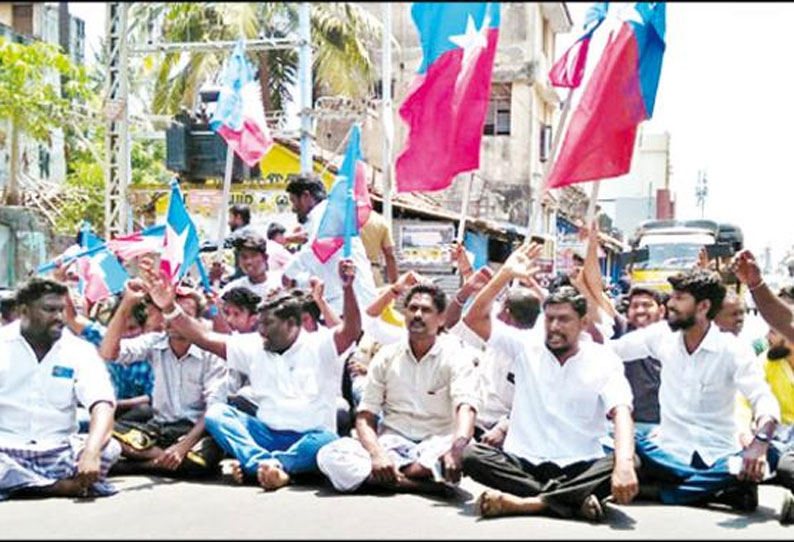 திருமாவளவன் கைது செய்யப்பட்டதை கண்டித்து விடுதலை சிறுத்தைகள் கட்சியினர் சாலை மறியல்