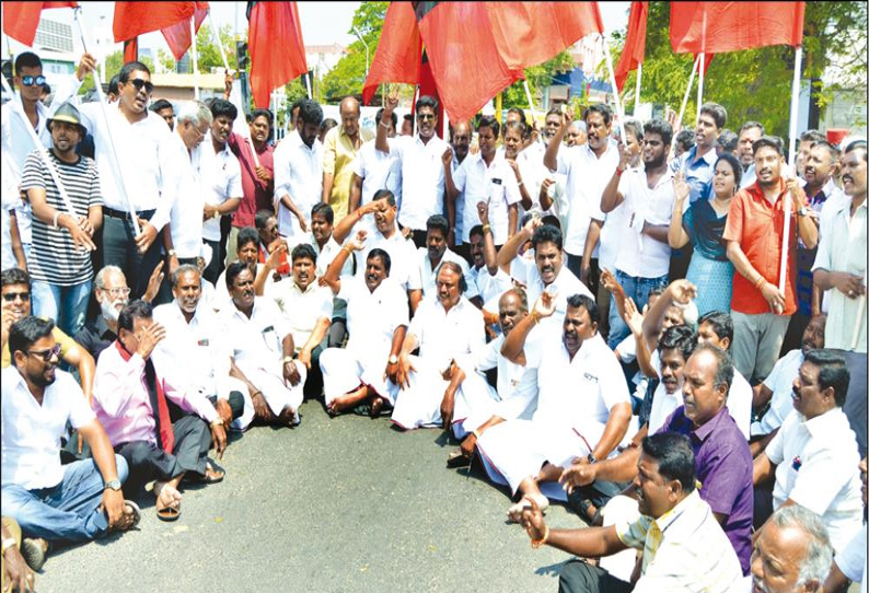 மு.க.ஸ்டாலின் கைதுக்கு எதிர்ப்பு: புதுச்சேரியில் தி.மு.க.வினர் சாலை மறியல்