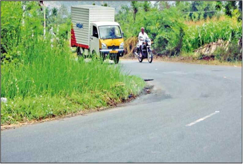 தேனி-குச்சனூர் சாலையில் ஆபத்தான வளைவுகளால் விபத்து அபாயம்