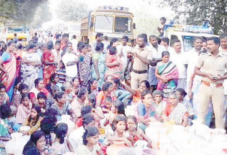 குடிநீர் கேட்டு காலிக்குடங்களுடன் பொதுமக்கள் சாலை மறியல் போக்குவரத்து பாதிப்பு