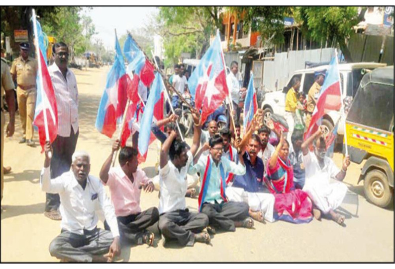 ரத யாத்திரைக்கு எதிர்ப்பு தெரிவித்து விடுதலைச் சிறுத்தைகள் கட்சியினர் சாலை மறியல்