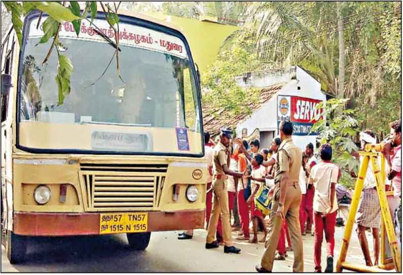 பஸ் வசதி கோரி  மாணவ, மாணவிகள் சாலை மறியல்