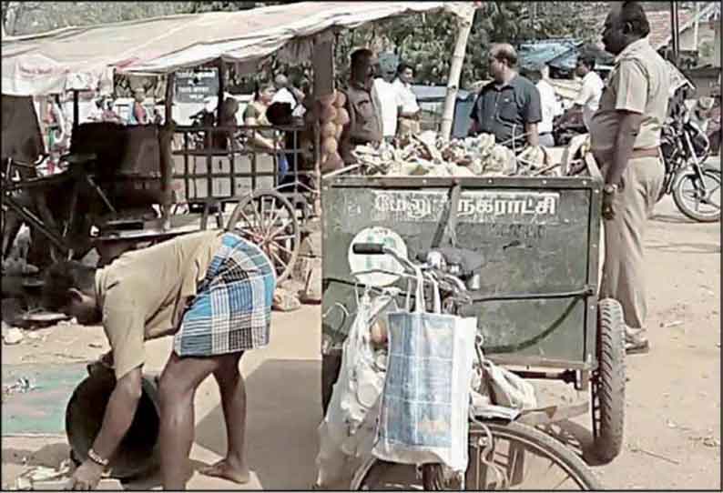 மேலூரில் நீதிபதி உத்தரவின் பேரில் ஆக்கிரமிப்புகளை அதிகாரிகள் அகற்றினர்