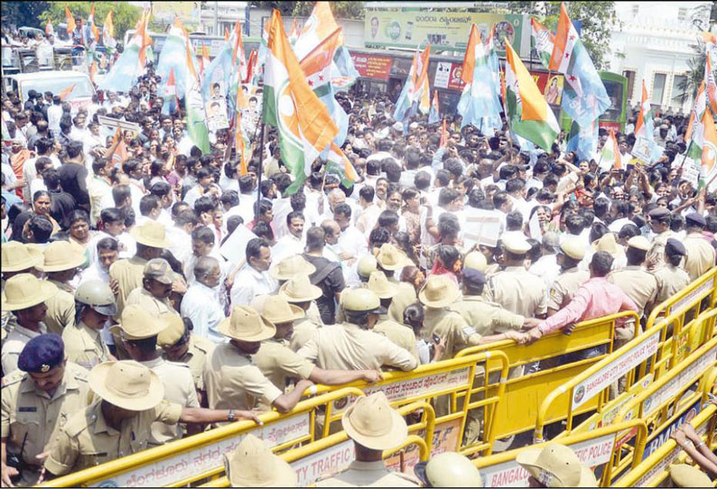 வருமான வரித்துறையை கண்டித்து காங்கிரசார் பேரணி