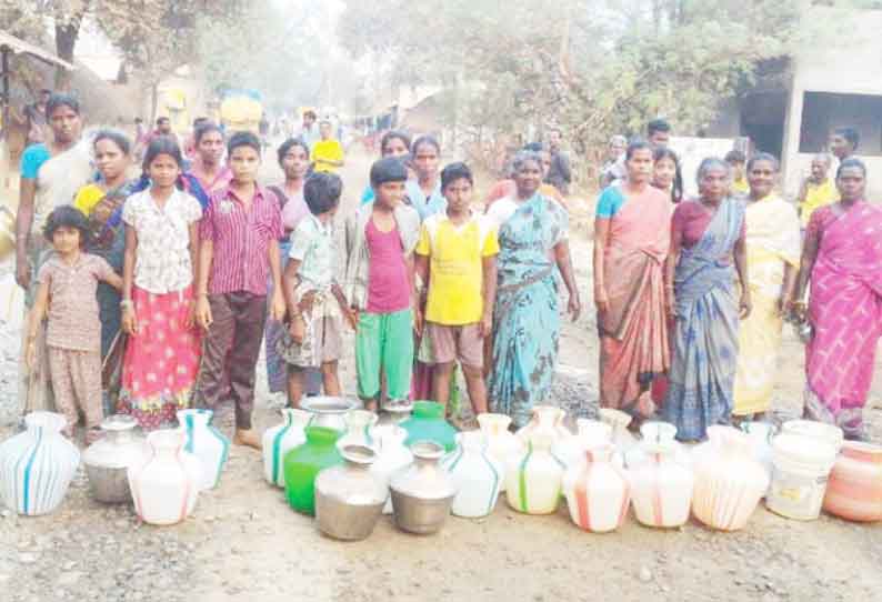 குடிநீர் கேட்டு காலிக்குடங்களுடன் பொதுமக்கள் சாலை மறியல் போக்குவரத்து பாதிப்பு