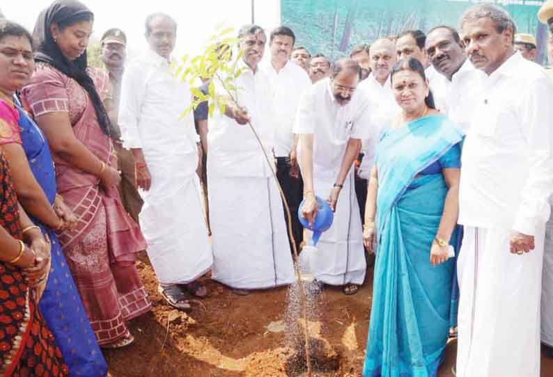 நாமக்கல் கலெக்டர் அலுவலகத்தில் மரக்கன்றுகள் நடும் நிகழ்ச்சி 3 அமைச்சர்கள் பங்கேற்பு