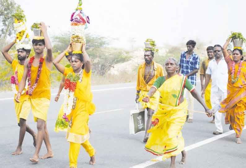 முத்துமாரியம்மன் கோவில் பங்குனி திருவிழா பூச்சொரிதலுடன் தொடங்கியது