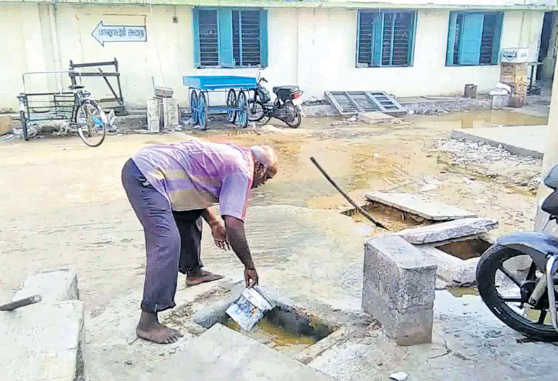 கழிவறையில் இருந்து வெளியேறும் கழிவுநீரால் பயணிகள் அவதி