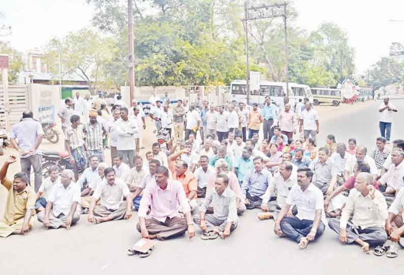 மாநகராட்சி ஆணையாளரை தாக்க முயற்சி தேசியவாத காங்கிரஸ் பிரமுகரை கைது செய்யக்கோரி சாலை மறியல்