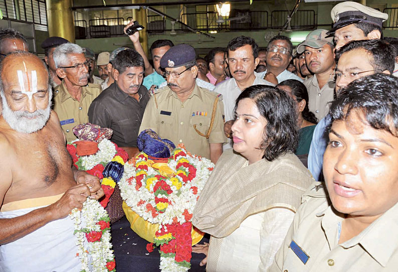 மேல்கோட்டையில் பிரசித்தி பெற்ற செலுவநாராயணசாமி கோவிலில் வைரமுடி உற்சவம்