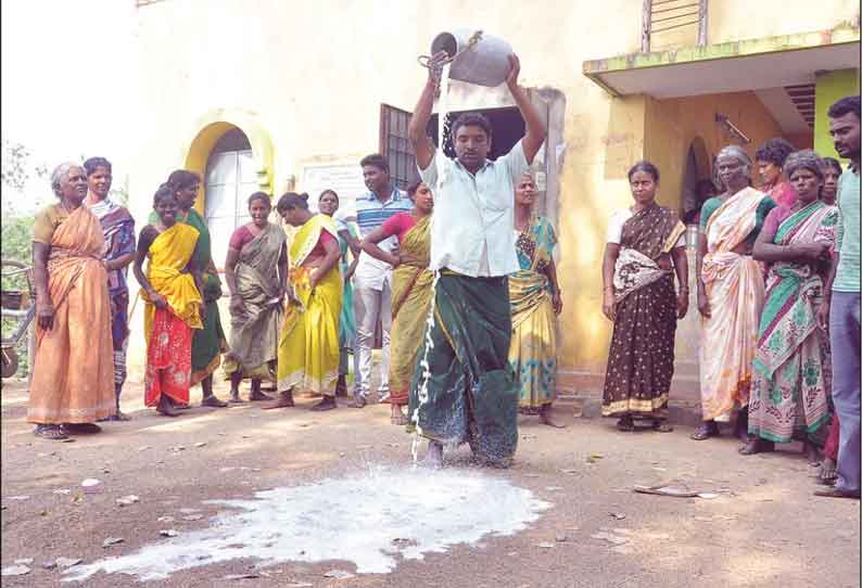 பால் கூட்டுறவு சங்கத்தில் தரையில் பாலை கொட்டி விவசாயிகள் போராட்டம்