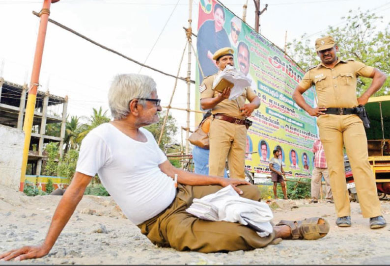 அ.தி.மு.க. பேனர்களை அகற்றக்கோரி மதுரையில் டிராபிக் ராமசாமி போராட்டம்