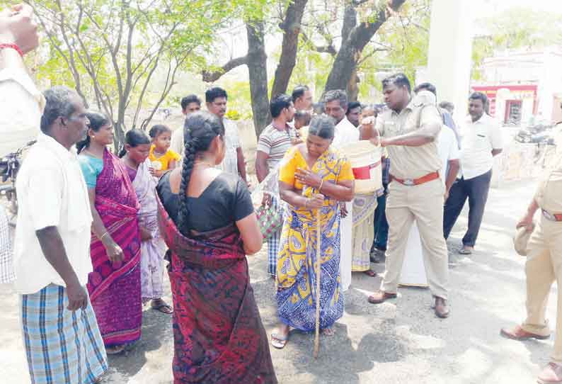 உதவி கலெக்டர் அலுவலகம் முன்பு 5 பெண்கள் குடும்பத்துடன் தீக்குளிக்க முயற்சி