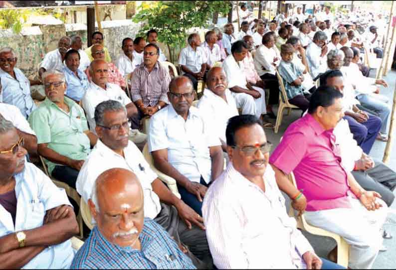 அரசு போக்குவரத்து கழகத்தில் பணியாற்றி ஓய்வுபெற்ற ஊழியர்கள் உண்ணாவிரதம்