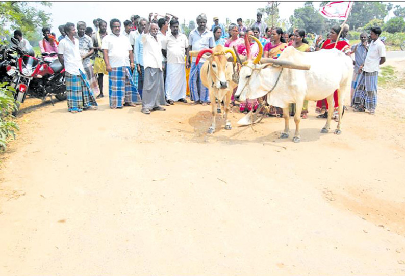 வெங்கல் அருகே சாலையை சீரமைக்கக்கோரி ஏர் உழும் போராட்டம்