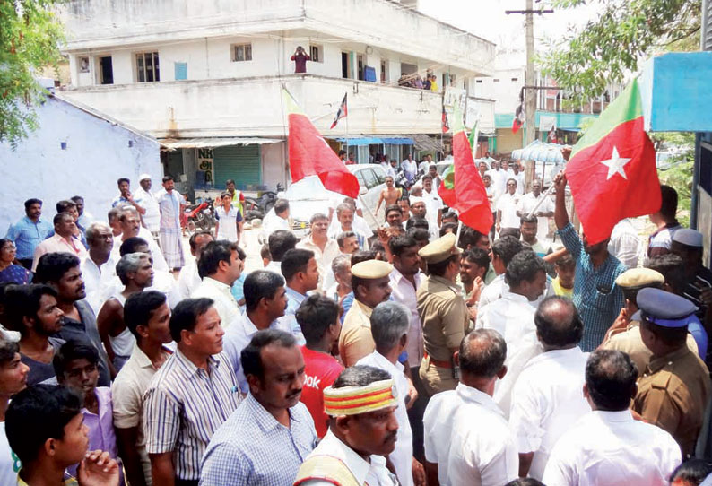 சங்கரன்கோவிலில் அமைச்சர், கலெக்டரை முற்றுகையிட்டு எஸ்.டி.பி.ஐ. கட்சியினர் போராட்டம்