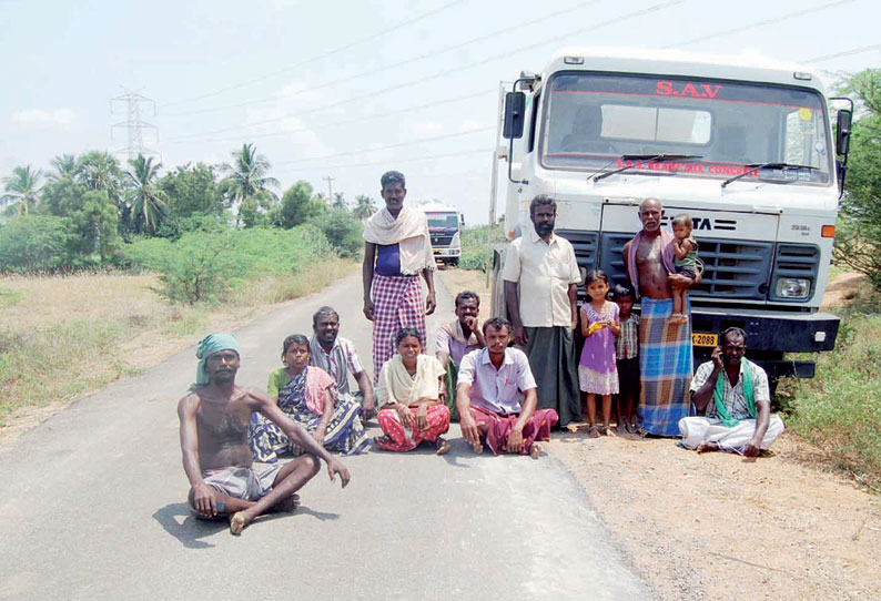 கயத்தாறு அருகே காற்றாலை அமைக்க பொதுமக்கள் எதிர்ப்பு; லாரிகள் சிறைபிடிப்பு