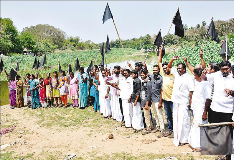 பா.ம.க.வினர் கருப்புக்கொடியுடன் காவிரி ஆற்றில் இறங்கி ஆர்ப்பாட்டம்