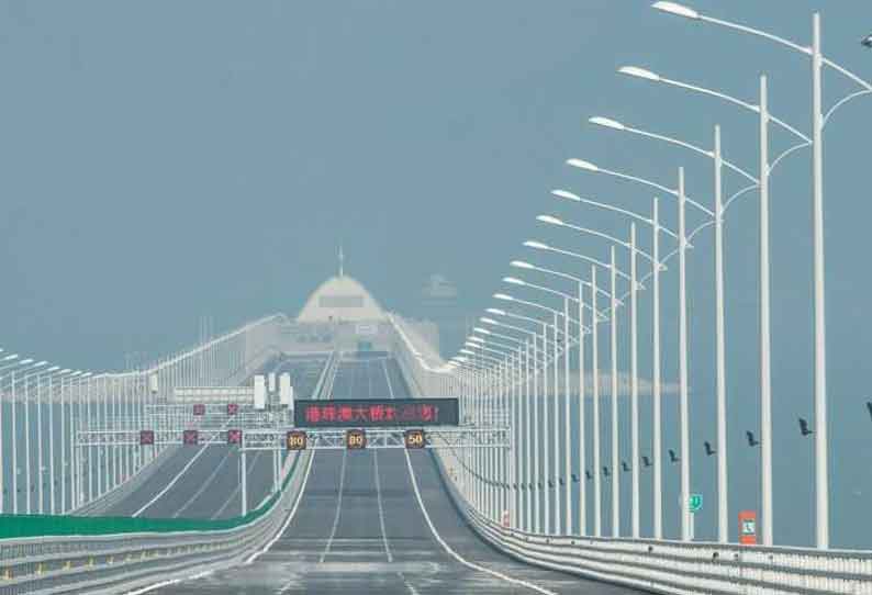 ஹாங்காங்கை சீனாவுடன் இணைக்க தரை மற்றும் கடலுக்கு அடியில் பாலம் கட்டிய சீனா 201803310115096869_A-bridge-so-far-Chinas-controversial-megaproject_SECVPF