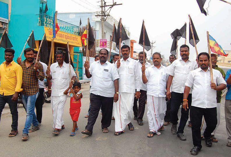 வீடுகள், கடைகளில் கருப்புக்கொடி ஏற்றி பா.ம.க.வினர் ஆர்ப்பாட்டம்