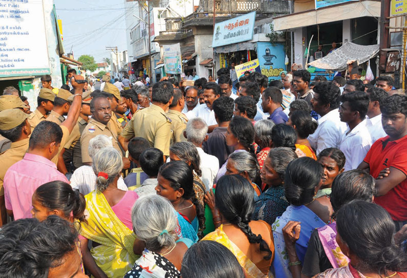 தேரோட்டத்துக்கு எதிர்ப்பு தெரிவித்து சாலைமறியல்