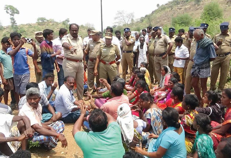 சேலம் விமானநிலையம் அருகே மாவட்ட வருவாய் அதிகாரியை காருடன் பொதுமக்கள் சிறைபிடிப்பு தர்ணா போராட்டத்தால் பரபரப்பு