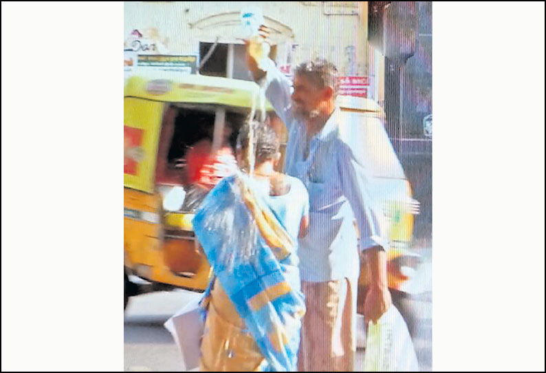 மதுரையை சேர்ந்த ஆட்டோ டிரைவர் குடும்பத்துடன் தீக்குளிக்க முயற்சி