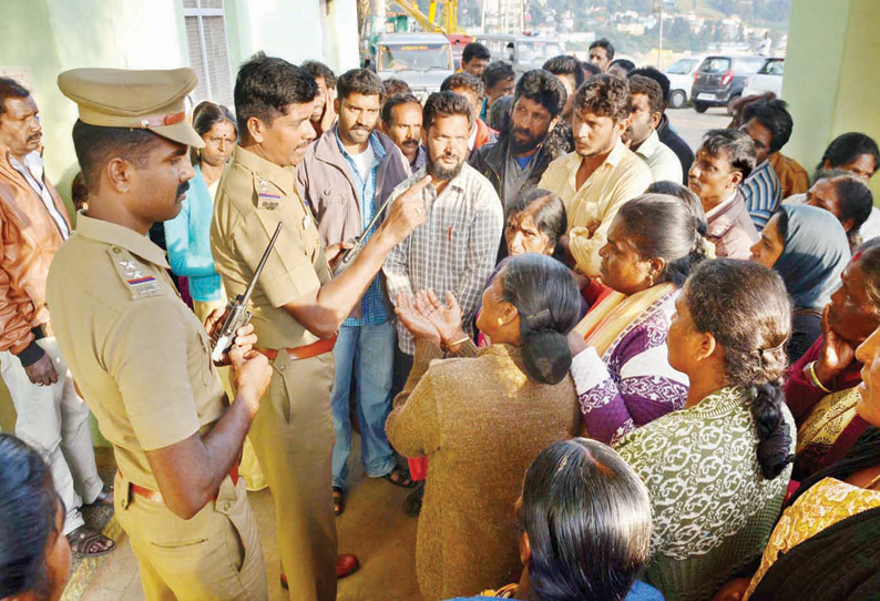 பழைய இடத்தில் கடைகள் வைக்க அனுமதி வழங்கக்கோரி ஊட்டி நகராட்சி அலுவலகத்தை முற்றுகையிட்ட நடைபாதை வியாபாரிகள்