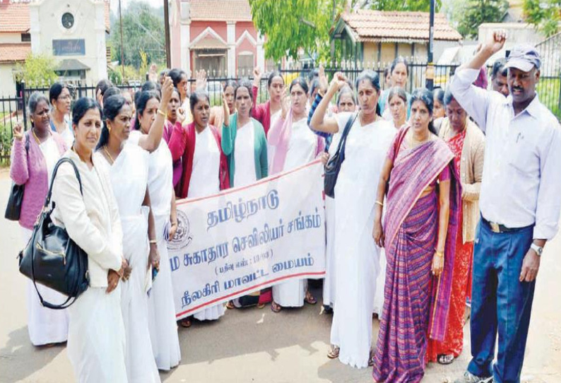 கணக்கெடுப்பு பணியில் இருந்து விலக்கு அளிக்கக்கோரி கிராம சுகாதார செவிலியர்கள் ஆர்ப்பாட்டம்