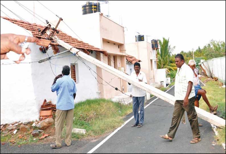 சூறாவளிக்காற்றுடன் பலத்த மழை ; கிராமங்கள் இருளில் மூழ்கின