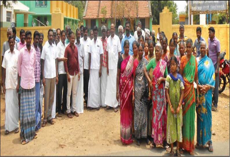 பொங்கலூர் அருகே பரபரப்பு கிராம சபைக்கூட்டத்தை புறக்கணித்த பொதுமக்கள்