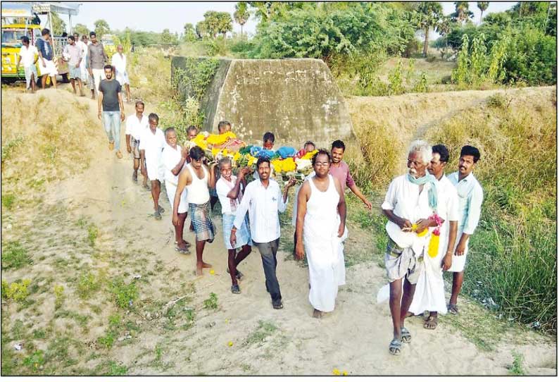 ராஜன்வாய்க்கால் ஆற்றின் குறுக்கே பாலம் கட்ட வேண்டும் பொதுமக்கள் கோரிக்கை