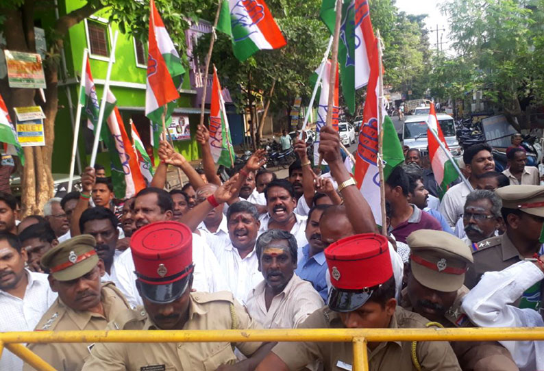 ஆய்வுக்கு சென்ற கவர்னர் கிரண்பெடியை முற்றுகையிட முயற்சி காங்கிரசார் 100 பேர் கைது