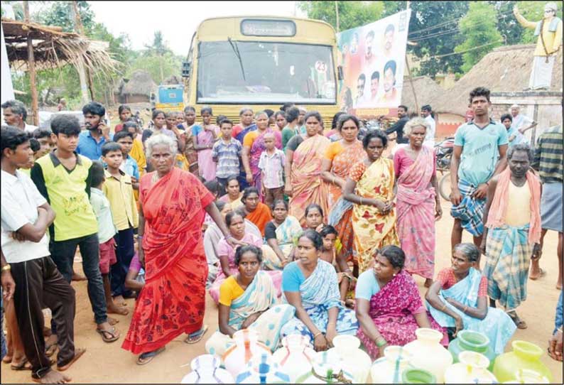 குடிநீர் வினியோகம் செய்ய கோரி காலி குடங்களுடன் கிராம மக்கள் சாலை மறியல்