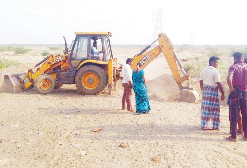 மணல் திருட்டை தடுக்க காவிரி ஆற்றங்கரையோரத்தில் பள்ளம் தோண்டும் பணி தீவிரம்