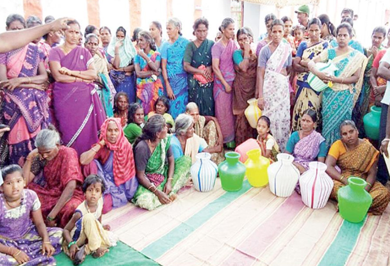 அக்ரஹாரசாமக்குளம் ஊராட்சியில் நடைபெற்ற கிராம சபை கூட்டத்துக்கு காலிகுடங்களுடன் வந்த பெண்கள்