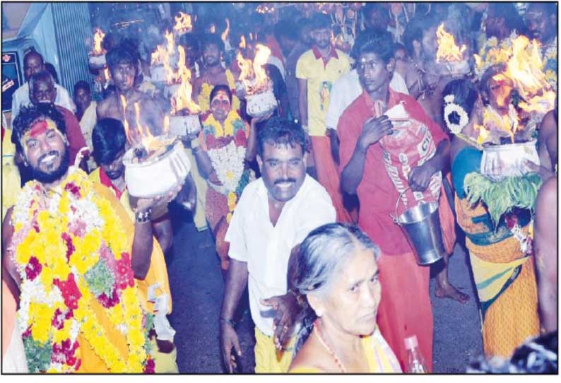 முப்பெரும்தேவியர் ஆலய சித்திரை திருவிழாவில் அக்னிச்சட்டி ஊர்வலம்