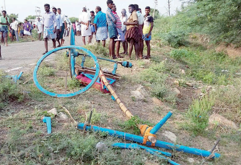 முறப்பநாடு அருகே மாட்டுவண்டி போட்டி: 2 வண்டிகள் மோதி உடைந்தன; 6 பேர் காயம்