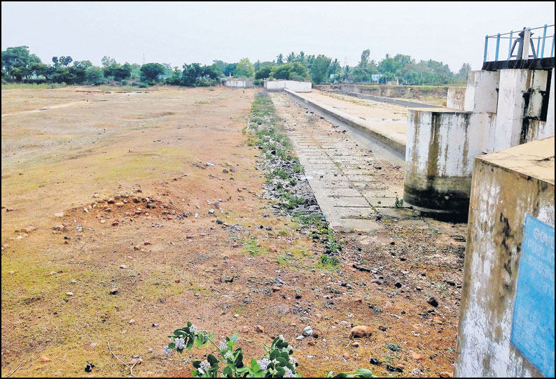 ஊத்துக்கோட்டை அருகே சிற்றபாக்கம் தடுப்பணை வறண்டது குடிநீர் தட்டுப்பாடு அபாயம்