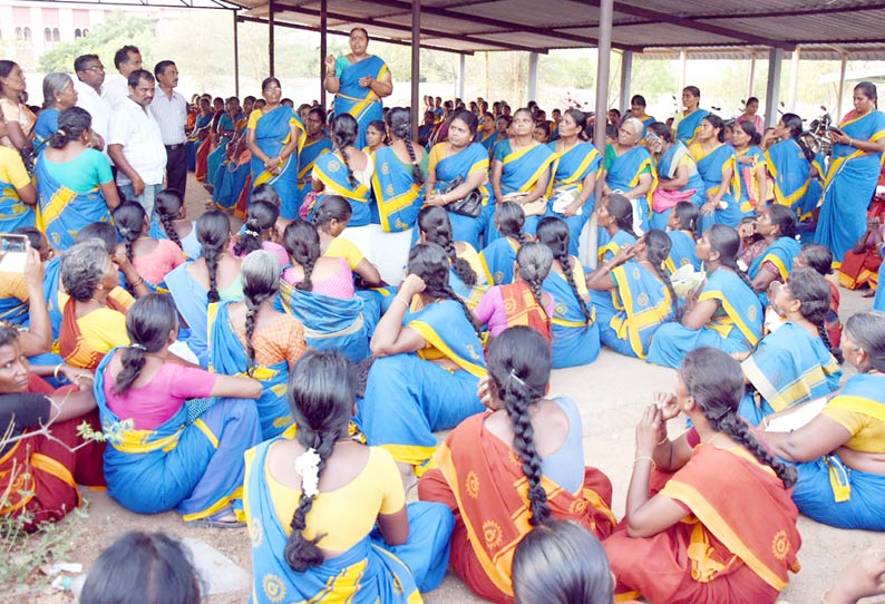 அதிகாரியை கண்டித்து ஆர்ப்பாட்டம் நடத்த வந்த அங்கன்வாடி ஊழியர்களுடன் கலெக்டர் பேச்சுவார்த்தை