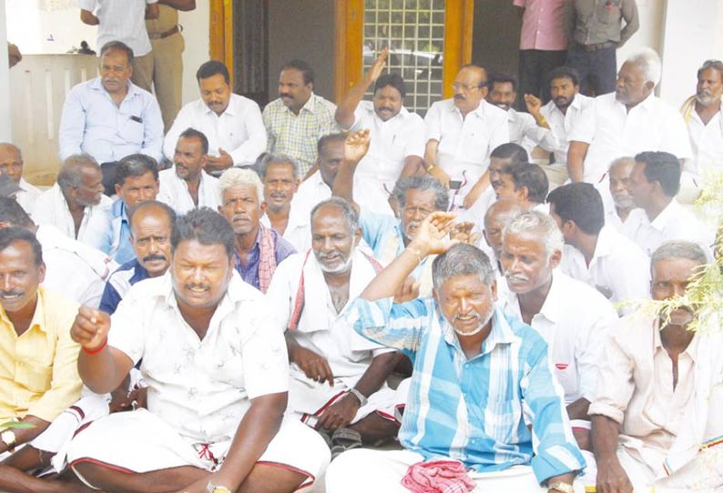 கூட்டுறவு சங்க மண்டல இணைப்பதிவாளர் அலுவலகத்தை தி.மு.க.வினர் முற்றுகை