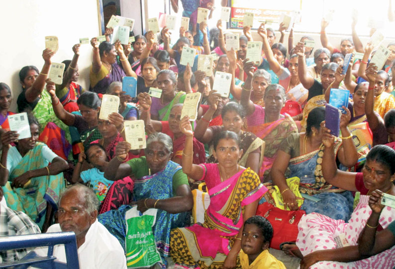 தென்காசி கூட்டுறவு சங்க துணைப்பதிவாளர் அலுவலகத்தை பொதுமக்கள் முற்றுகை  சுப்பிரமணியபுரம் கூட்டுறவு தேர்தலை நிறுத்த வலியுறுத்தல்