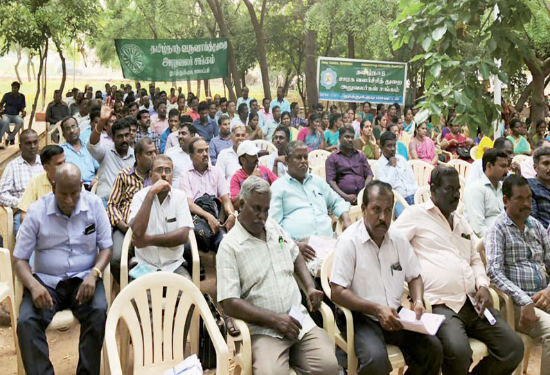 தூத்துக்குடி கலெக்டர் அலுவலகம் முன்பு வருவாய், ஊரக வளர்ச்சித்துறை ஊழியர்கள் தர்ணா போராட்டம்