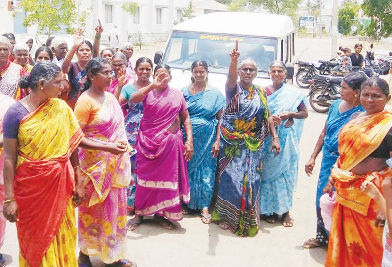 சிறப்பு கிராமசபை கூட்டத்தில் அதிகாரிகளுடன் பெண்கள் வாக்குவாதம்