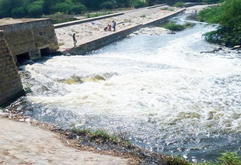 நொய்யல் ஆற்றில் மழைநீருடன் சாயக்கழிவு கலந்து சென்றதால் விவசாயம் பாதிக்கப்பட வாய்ப்பு