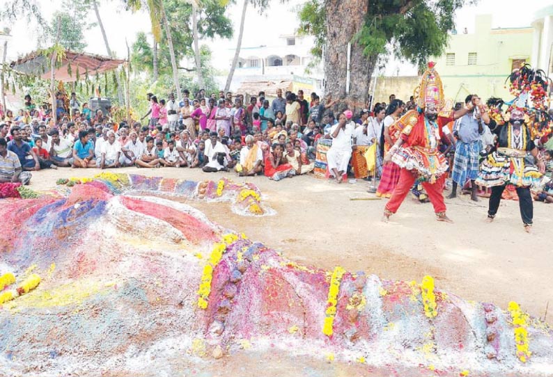 கோவிலில் துரியோதனன் படுகளம் நிகழ்ச்சி திரளான பொதுமக்கள் பங்கேற்பு